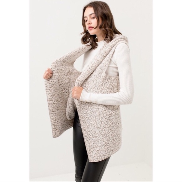 ❗️LAST: Medium Fuzzy Hoodie Vest - Picture 3 of 4